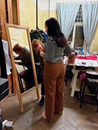 „Vy šijete přesně na mě!“ „S mým větším zadkem nemůžu sehnat kalhoty.“ „Potřebuju, aby to v pase sedělo a přes zadek...